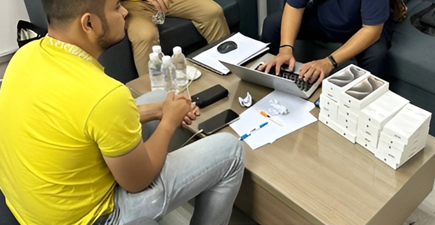 Lại xuất hiện buôn lậu 22 iPhone 15 Pro Max, trị giá 900 triệu đồng từ Singapore về Việt Nam.