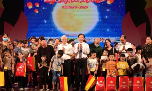 10.000 phần quà tặng trẻ em khuyết tật trên cả nước