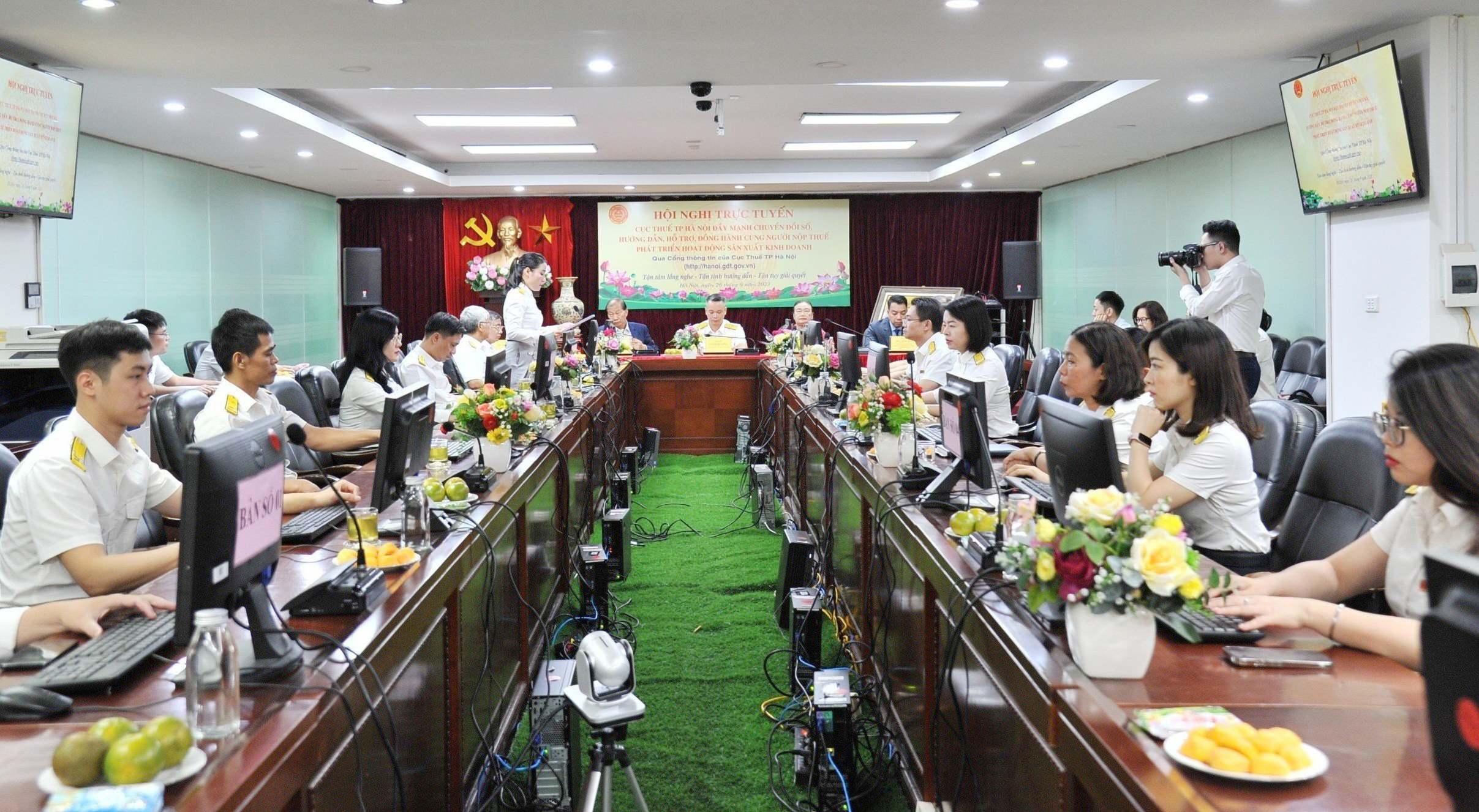 C&aacute;n bộ thuế hỗ trợ người nộp thuế tại điểm cầu Văn ph&ograve;ng Cục Thuế TP. H&agrave; Nội.