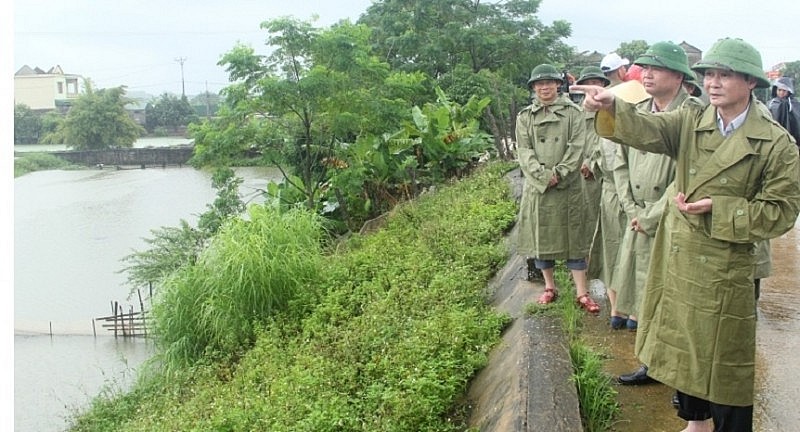 Chủ tịch UBND tỉnh Thanh Hóa Đỗ Minh Tuấn kiểm tra chỉ đạo công tác ứng phó mưa lũ tại huyện Hà Trung. Ảnh Lê Đồng