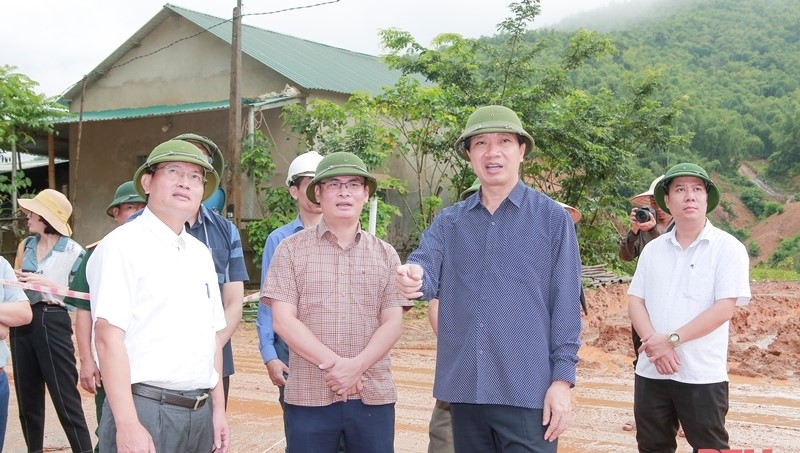 Phó Chủ tịch UBND tỉnh Lê Đức Giang kiểm tra sạt lở trên Quốc lộ 15 đoạn qua xã Phú Xuân (Quan Hóa). Ảnh Lê Hợi