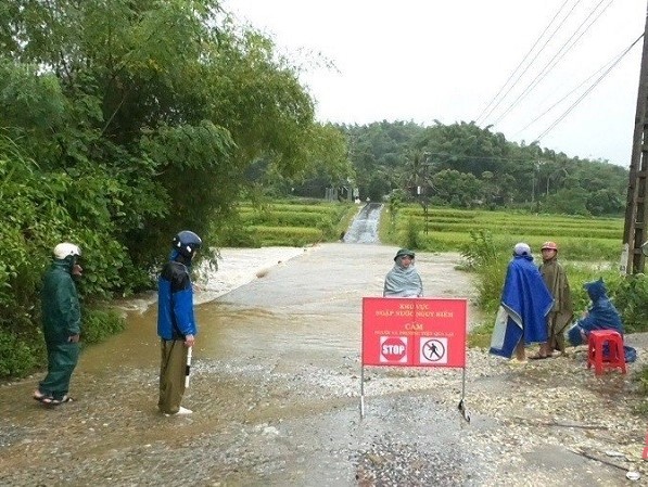 Lực lượng chức năng trực cấm các phương tiện qua tràn Suối Mòng xã Tân Phúc (Lang Chánh).