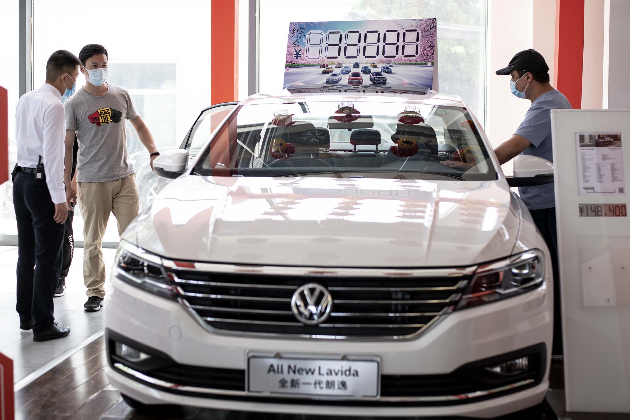 Volkswagen là một trong những doanh nghiệp phương Tây có mức độ phụ thuộc lớn vào thị trường Trung Quốc - Ảnh: Bloomberg.