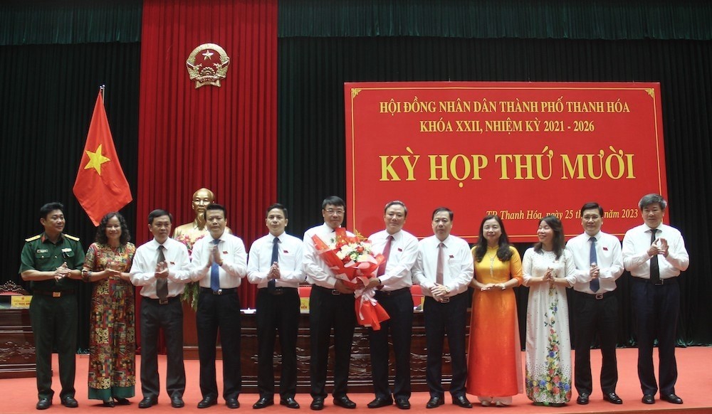 Lãnh đạo thành phố Thanh Hóa tặng hoa chúc mừng ông Trần Anh Chung trên cương vị mới