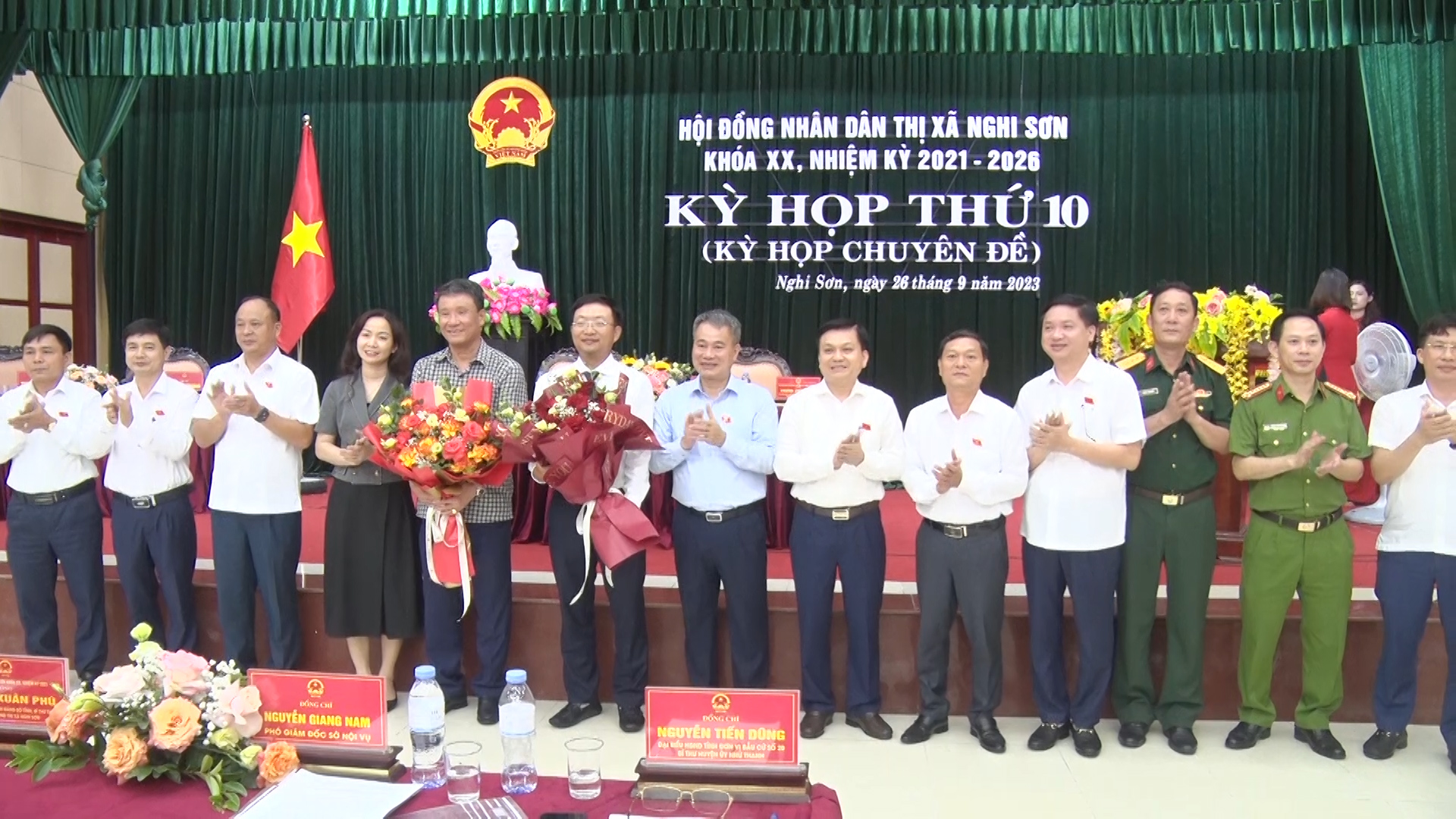 Lãnh đạo thị xã tặng hoa chúc mừng ông Nguyễn Thế Anh, Chủ tịch UBND thị xã Nghi Sơn và ông Nguyễn Tiến Dũng, Bí thư Huyện ủy Như Thanh.