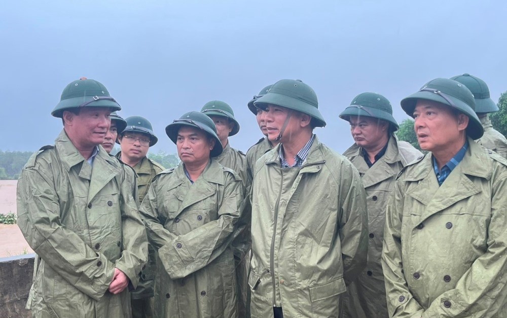 B&iacute; thư Thanh H&oacute;a &ocirc;ng Đỗ Trọng Hưng đi kiểm tra t&igrave;nh h&igrave;nh mưa lũ tại huyện Như Thanh