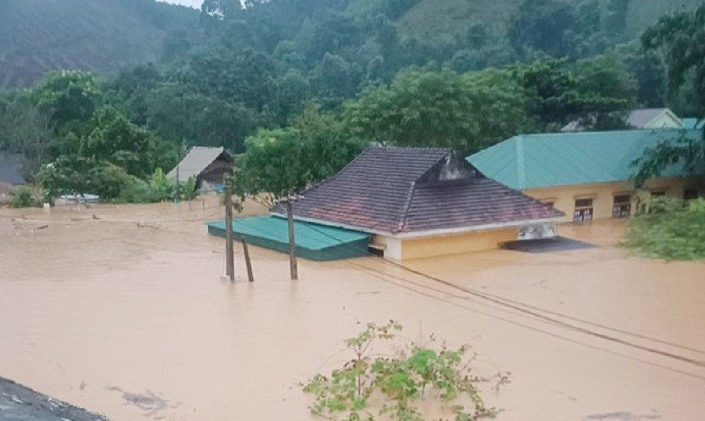 Những ngôi nhà ở huyện miền núi Quỳ Châu bị ngập sâu