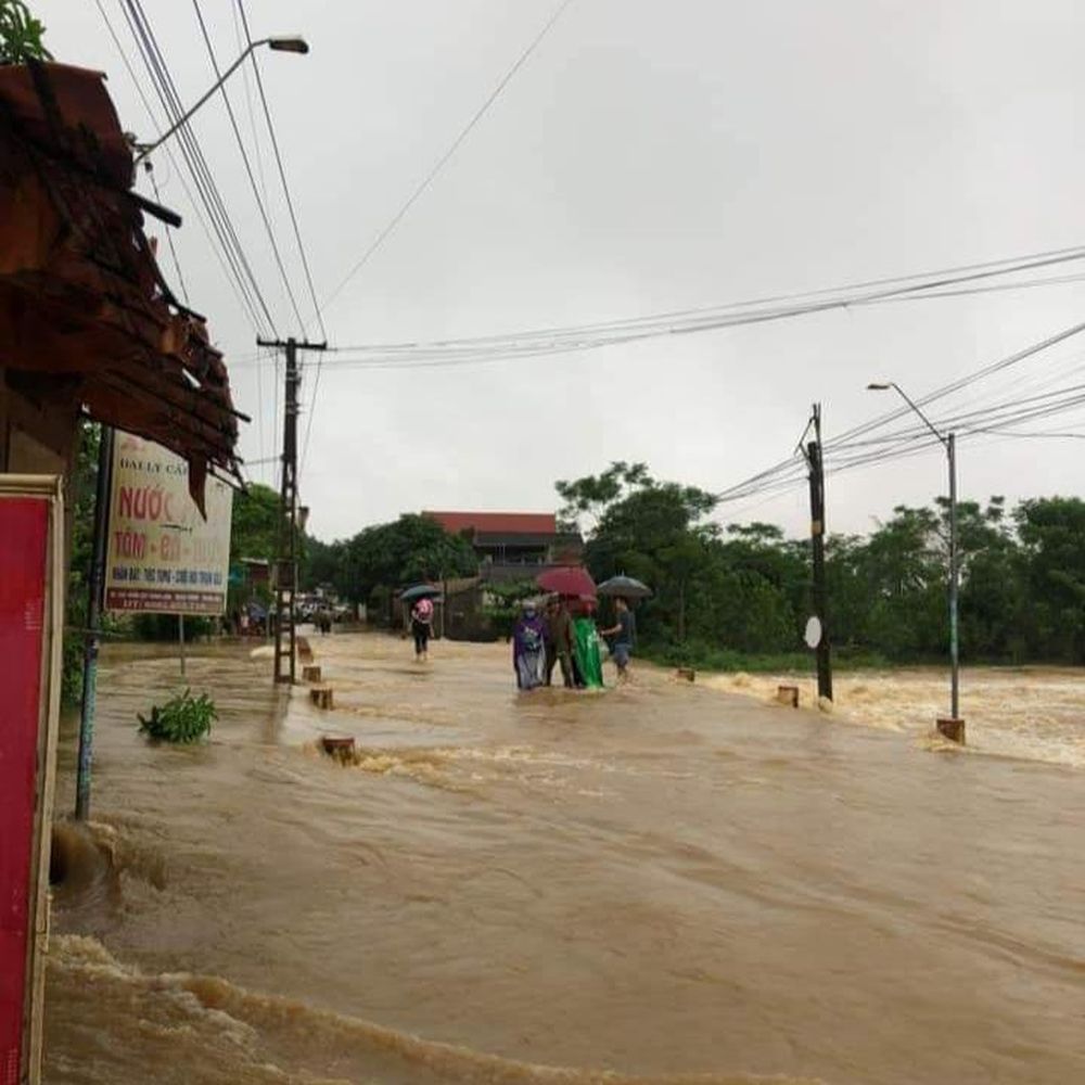 Đập tràn thuộc xã Thành Long (huyện Thạch Thành) hiện có mức nước dâng cao, khiến việc đi lại của người dân gặp nhiều khó khăn.