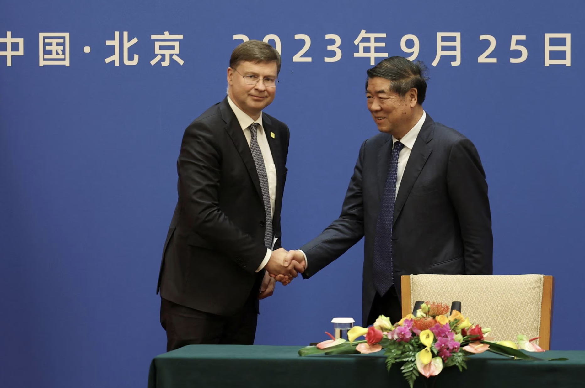 Ông Valdis Dombrovskis (trái), quan chức cấp cao nhất phụ trách vấn đề thương mại của EU, gặp Thủ tướng Trung Quốc Hà Lập Phong (phải) tại Bắc Kinh hôm 25/9 - Ảnh: Reuters.