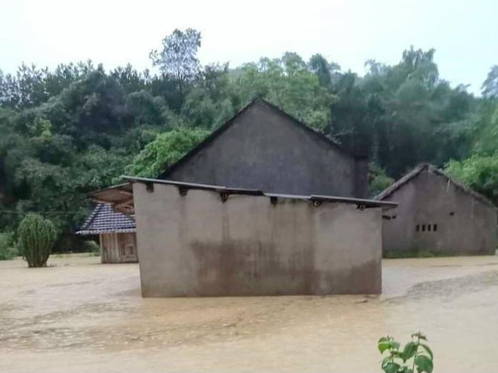 Nước lên nhanh khiến một số hộ dân ở xã Thượng Ninh và thôn Thanh Sơn, xã Thanh Sơn và xã Thanh Quân (huyện Như Xuân) bị cô lập, chia cắt với bên ngoài.