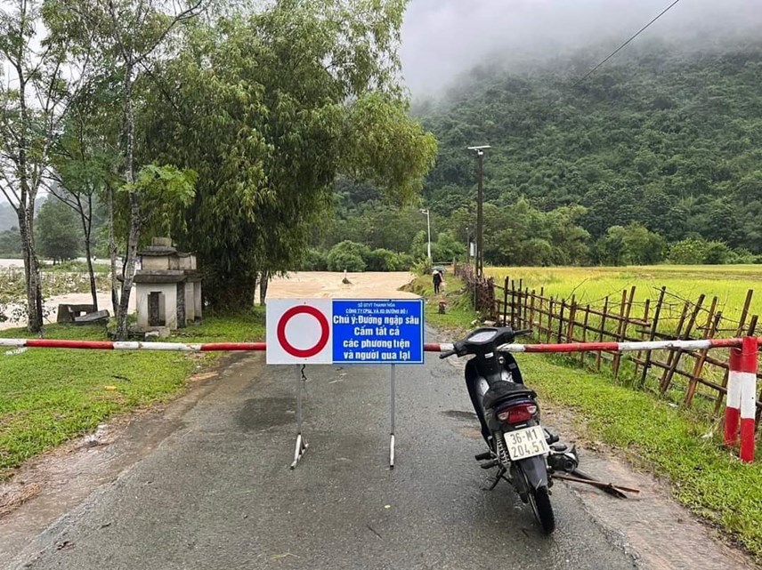 Sở Giao thông vận tải Thanh Hóa cắm biển cấm người qua lại tại khu vực đập tràn thuộc huyện Thường Xuân.