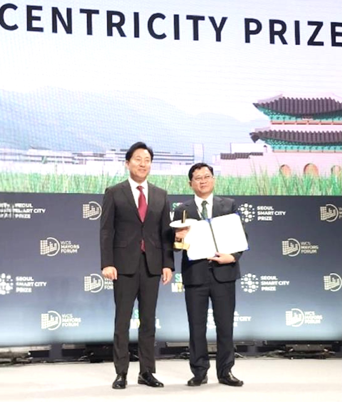 Ông Trần Phước Sơn, Phó Chủ tịch HĐND TP. Đà Nẵng (người bên phải) đón nhận Giải thưởng Thành phố thông minh Seoul.