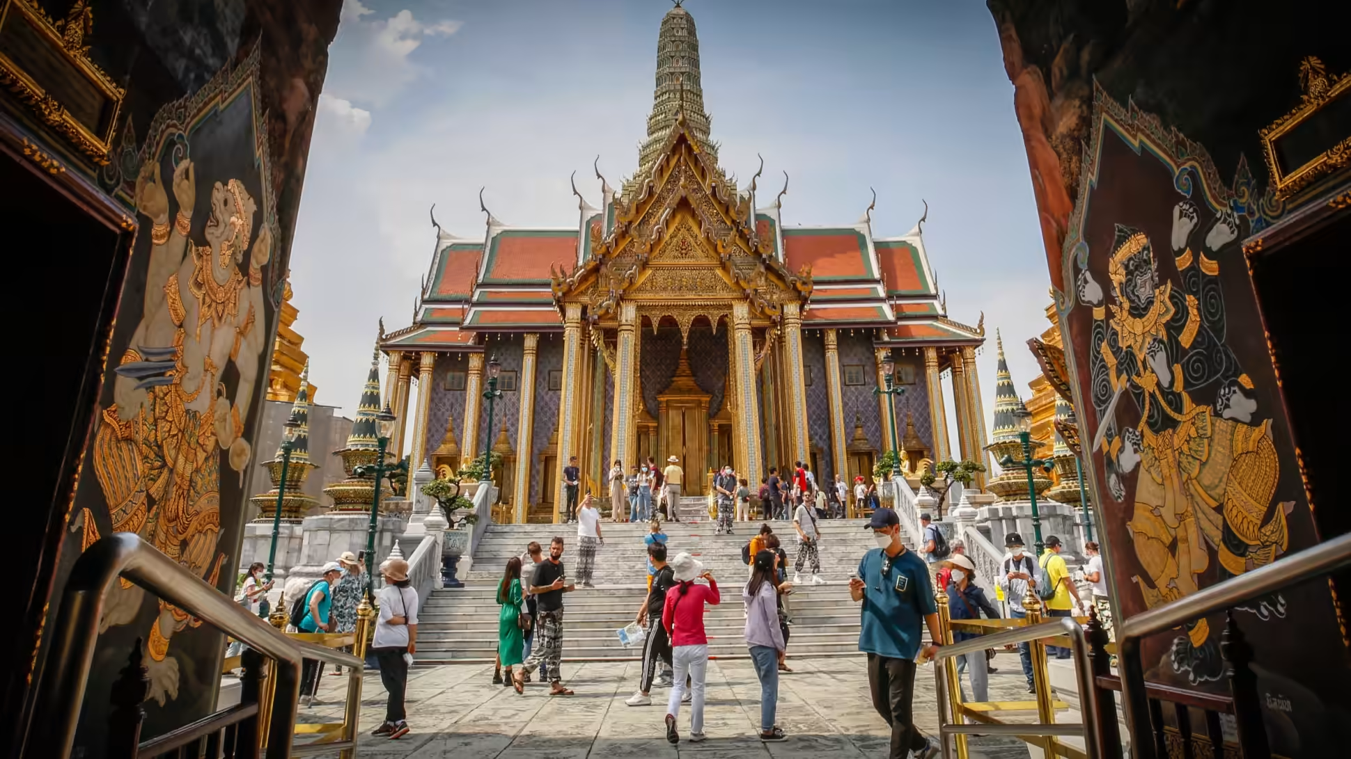 Đ&acirc;y l&agrave; thời điểm th&iacute;ch hợp để &aacute;p dụng ch&iacute;nh s&aacute;ch miễn thị thực v&igrave; sẽ gi&uacute;p th&uacute;c đẩy chi ti&ecirc;u du lịch, vốn l&agrave; động lực ch&iacute;nh cho nền kinh tế Th&aacute;i Lan.