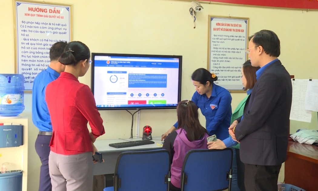 Đoàn thanh niên hướng dẫn sử dụng dịch vụ công trực tuyến cho người dân. (Ảnh minh họa).