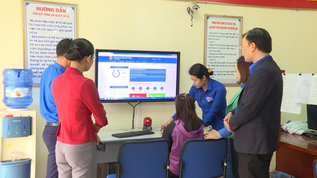 Đoàn thanh niên hướng dẫn sử dụng dịch vụ công trực tuyến cho người dân. (Ảnh minh họa).