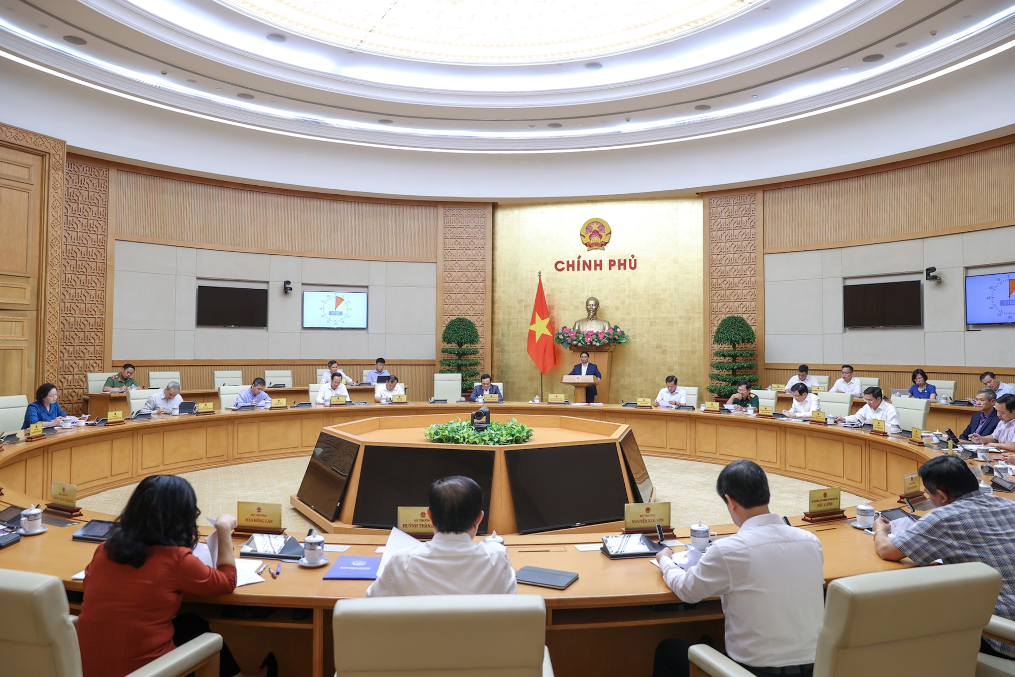 Thủ tướng yêu cầu các Bộ, ngành, cơ quan phải bố trí đủ cán bộ có năng lực; bảo đảm đủ nguồn lực, thời gian, công sức cho công tác xây dựng pháp luật. Ảnh:VGP.
