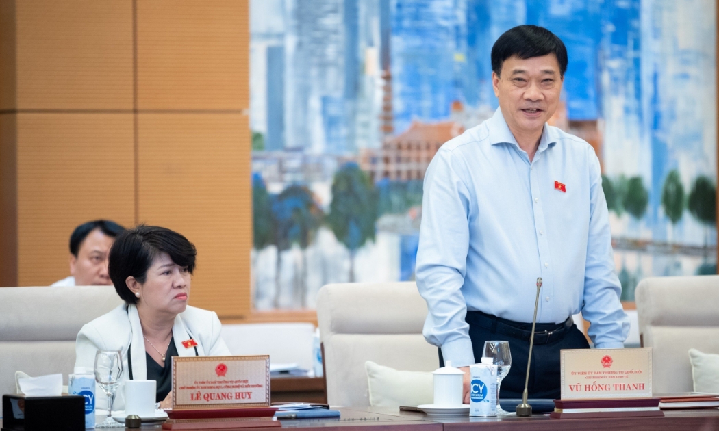 Chủ nhiệm Ủy ban Kinh tế Vũ Hồng Thanh báo cáo