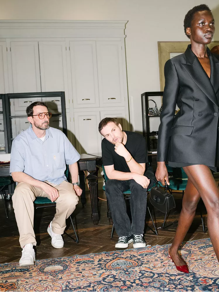 Sabato De Sarno (&aacute;o đen) vừa giới thiệu bộ sưu tập Gucci đầu ti&ecirc;n của m&igrave;nh tại Milan v&agrave;o ng&agrave;y 22/9 vừa qua.