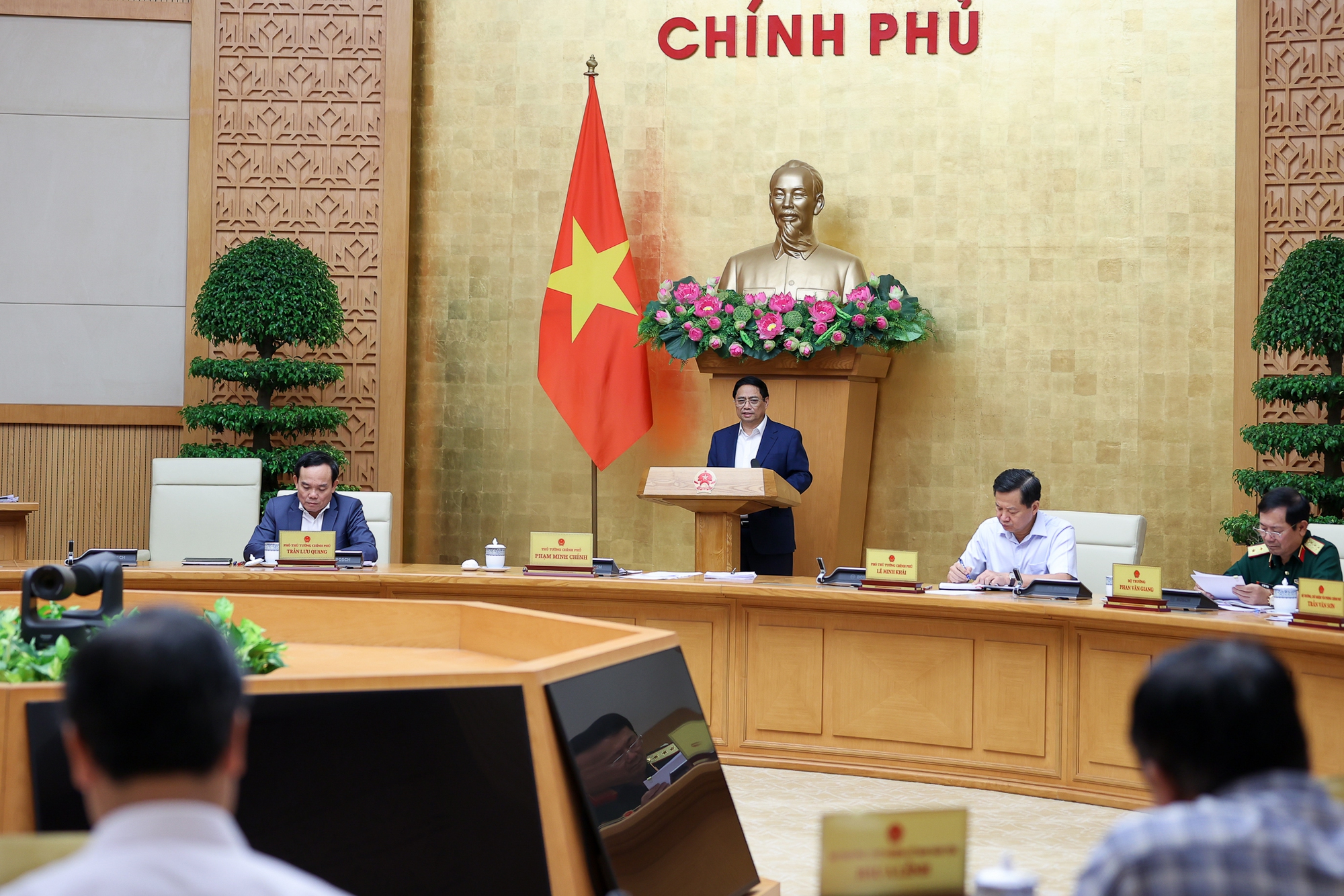 Thủ tướng giao Văn phòng Chính phủ chủ trì, nghiên cứu sửa đổi Quy chế làm việc của Chính phủ, trong đó cần đẩy nhanh tiến độ soạn thảo, trình, thẩm định, thẩm tra dự thảo văn bản. Ảnh: VGP.
