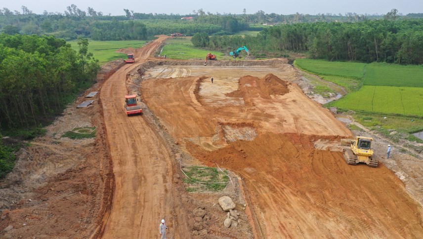 Thi công cao tốc Bắc - Nam đoạn qua Quảng Ngãi 
