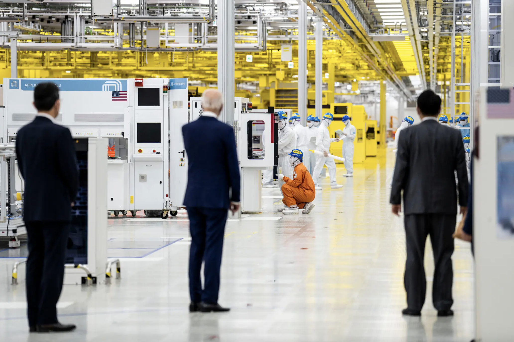 Tổng thống Mỹ Joe Biden (giữa) cùng Tổng thống Hàn Quốc Yoon Suk-yeol (phải) và Chủ tịch Samsung Lee Jae-yong trong chuyến thăm nhà máy chip của Samsung ở Pyeongtaek năm 2022 - Ảnh: NYT.