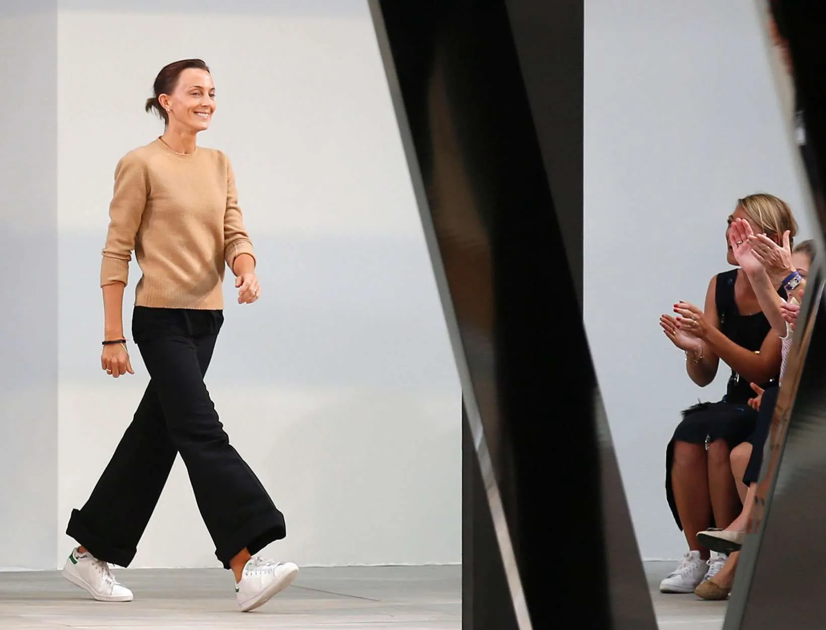 Phoebe Philo, nhà nữ thiết kế lừng danh với phong cách tối giản và vượt thời gian, trở lại với màn ra mắt thương hiệu của riêng mình một cách thầm lặng.