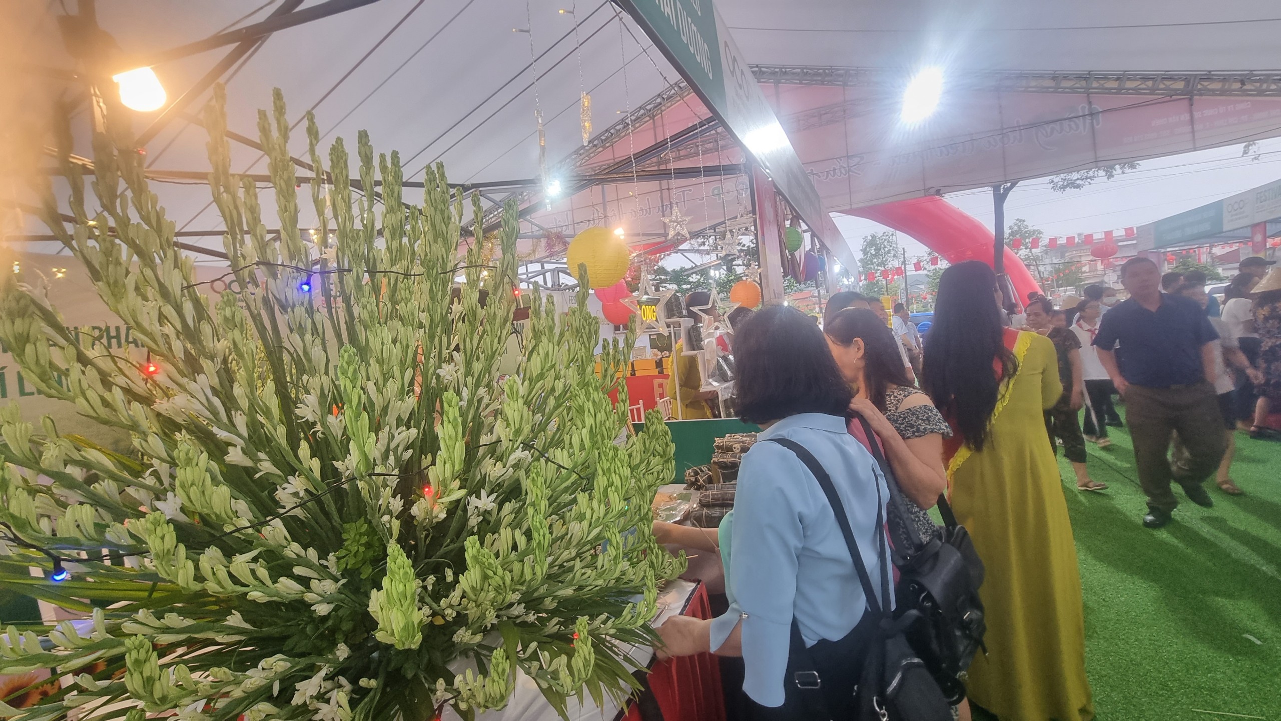 Người tiêu dùng tham quan các gian hàng.