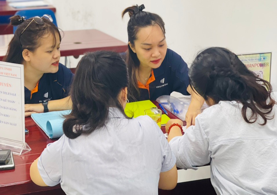 Các doanh nghiệp tham gia tuyển dụng tại sàn việc làm Hà Nội. 