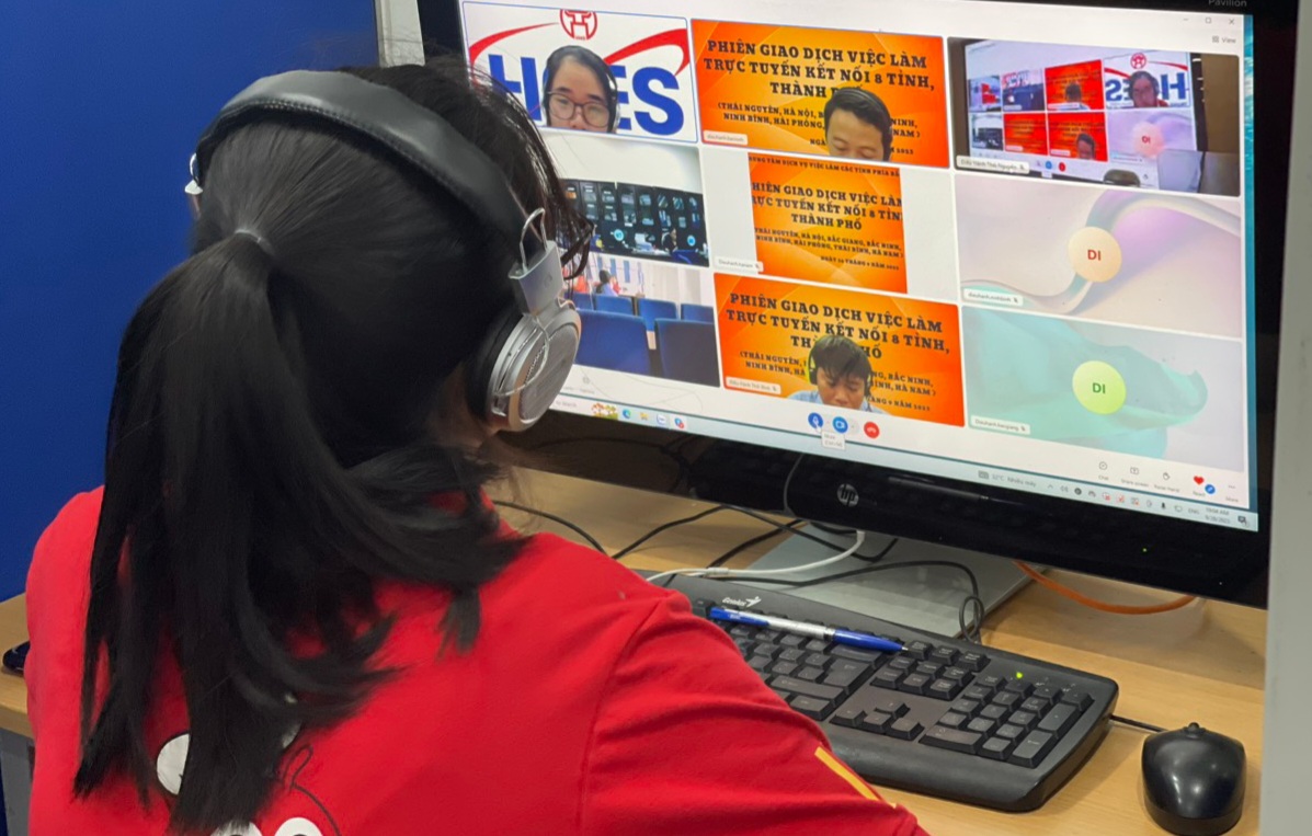 Doanh nghiệp tại H&agrave; Nội kết nối phỏng vấn online người lao động ở c&aacute;c địa phương kh&aacute;c tham gia phi&ecirc;n.