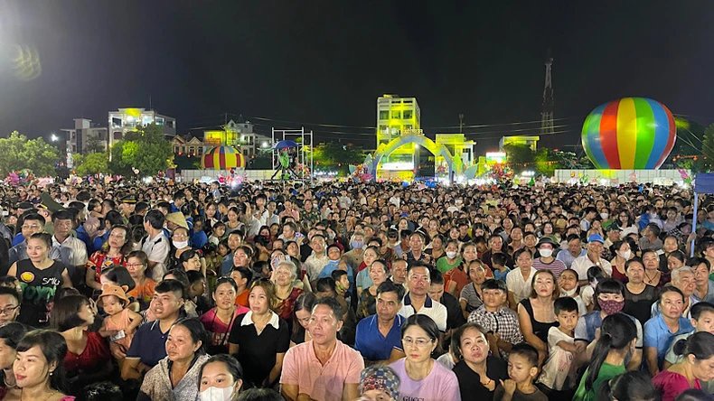 Người d&acirc;n v&agrave; du kh&aacute;ch tham dự Festival Ch&iacute; Linh - Hải Dương 2023.