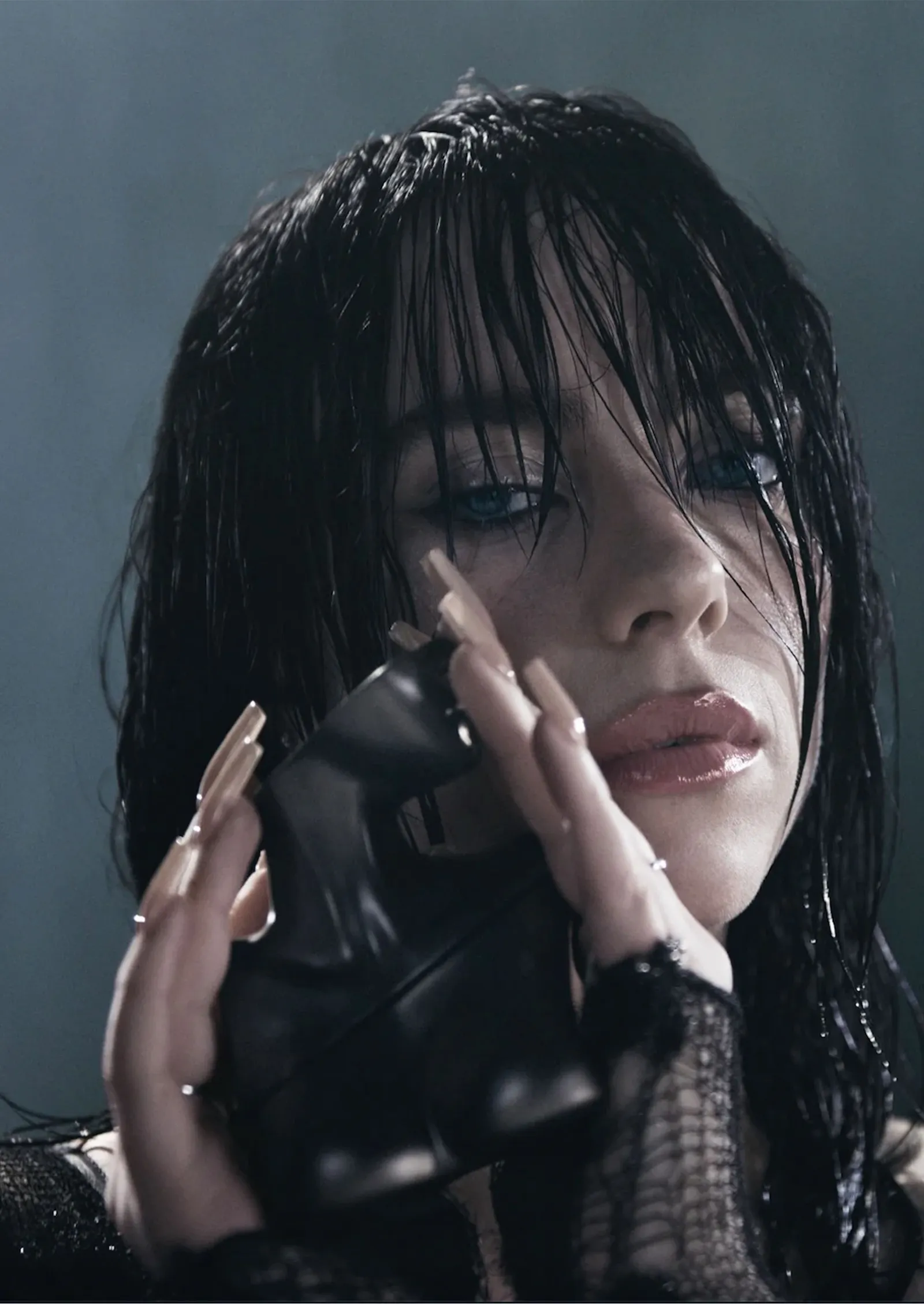 Loại nước hoa đầu ti&ecirc;n của ca sĩ Billie Eilish, ra mắt v&agrave;o th&aacute;ng 11/2021, được cho l&agrave; đ&atilde; b&aacute;n hết h&agrave;ng trực tuyến trong v&ograve;ng v&agrave;i giờ sau khi ra mắt.