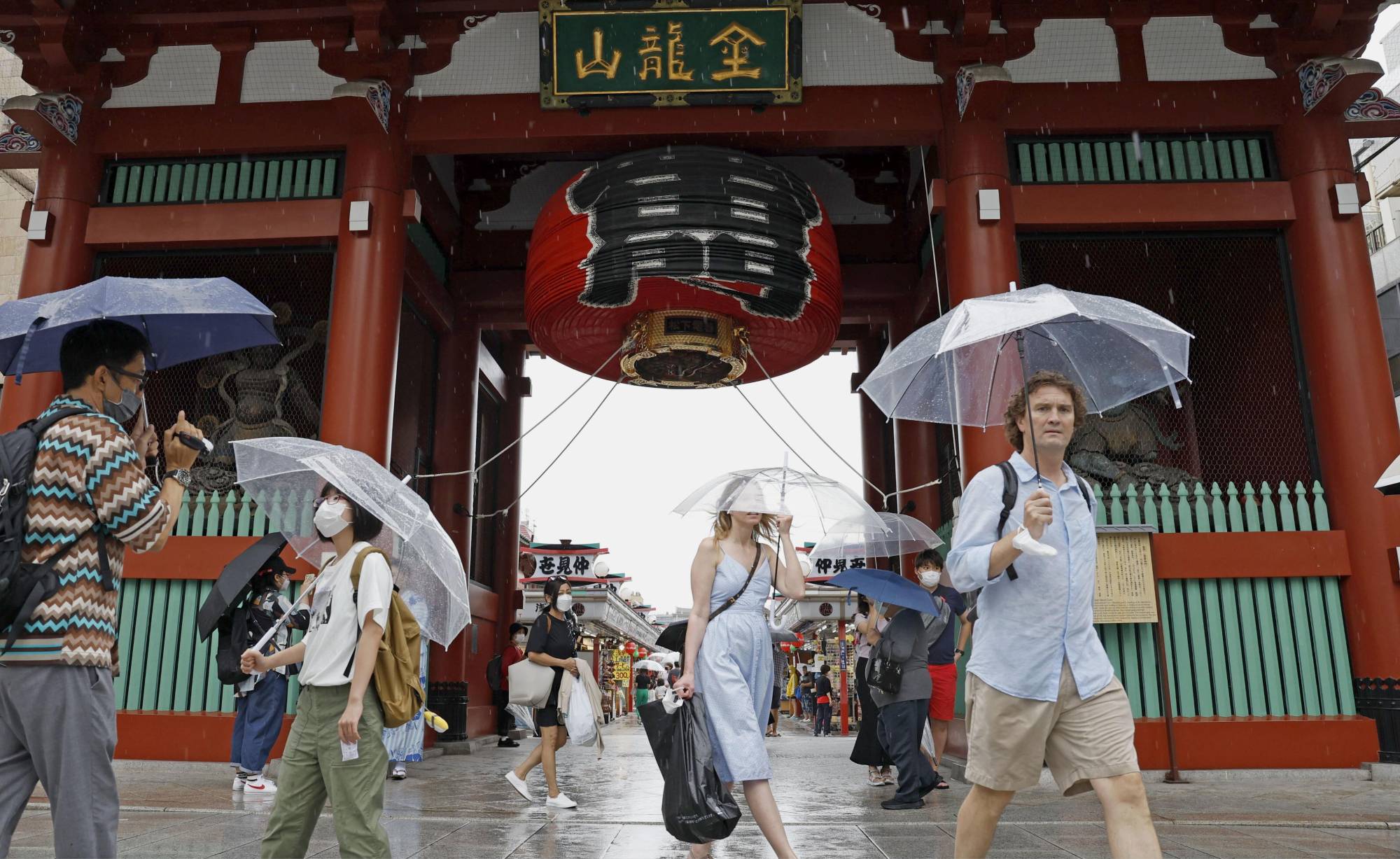 Qu&aacute; đ&ocirc;ng kh&aacute;ch quốc tế&nbsp;kh&ocirc;ng chỉ l&agrave;m giảm sự h&agrave;i l&ograve;ng của du kh&aacute;ch m&agrave; c&ograve;n khiến người d&acirc;n địa phương cảm thấy bất tiện. Ảnh: Japan Times