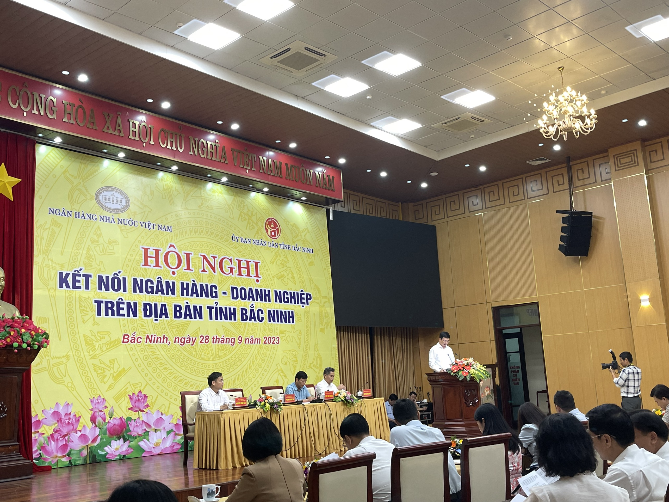 L&atilde;nh đạo Ng&acirc;n h&agrave;ng Nh&agrave; nước Việt Nam v&agrave; c&ugrave;ng l&atilde;nh đạo tỉnh Bắc Ninh đồng chủ tr&igrave; hội nghị.