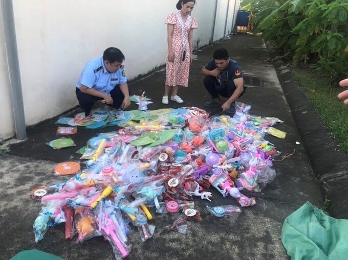 Lực lượng chức năng ti&ecirc;u&nbsp;hủy số h&agrave;ng h&oacute;a vi phạm l&agrave; c&aacute;c sản phẩm đồ chơi trẻ em.