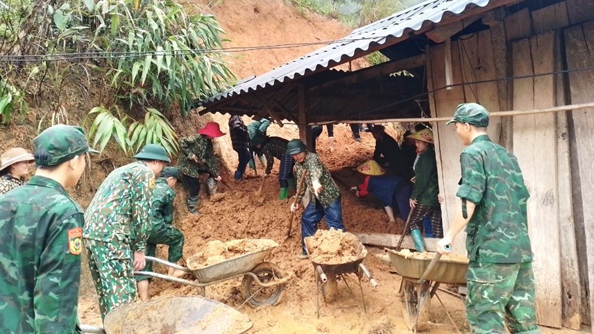 Đồn Biên phòng Pù Nhi (Thanh Hóa) cử cán bộ chiến sỹ giúp sơ tán, khắc phục nhà ở cho hai hộ dân tại bản Cơm (xã Phù Nhi) bị sạt lở đất vào nhà sáng 29/9