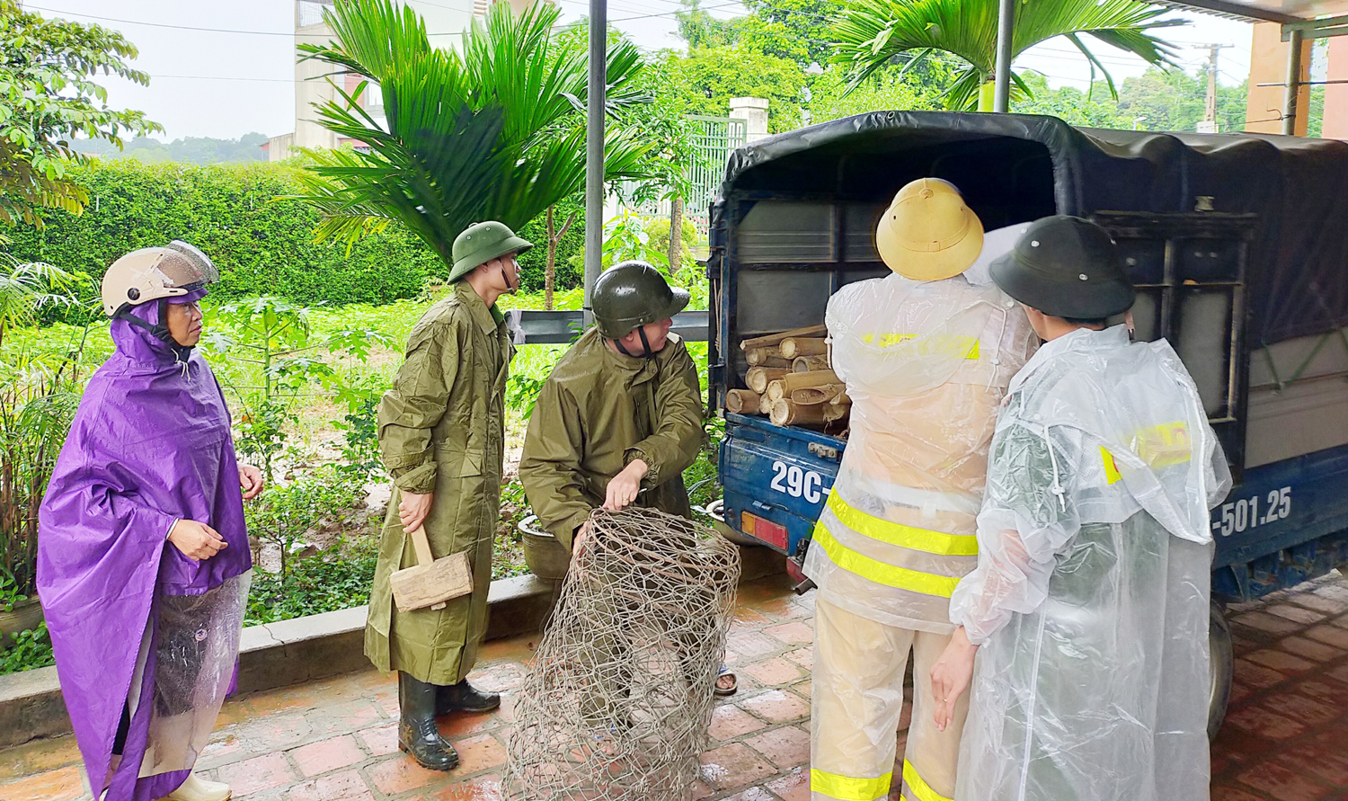 Lực lượng Công an Thanh Hóa phối hợp với chính quyền địa phương chuẩn bị các vật tư phòng, chống lũ, lụt theo phương châm “4 tại chỗ”