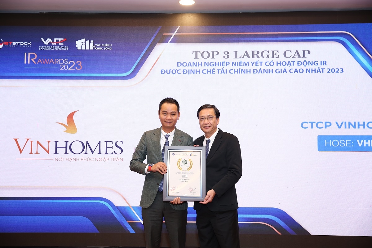 Ông Nguyễn Đức Quang - Phó Tổng giám đốc Kinh Doanh & Marketing - Đại diện Vinhomes nhận vinh danh và chứng nhận Top 3 Doanh nghiệp niêm yết có hoạt động IR tốt nhất 2023 ở hạng mục Nhà Đầu tư yêu thích nhất /Hoặc Định chế tài chính đánh giá cao nhất.