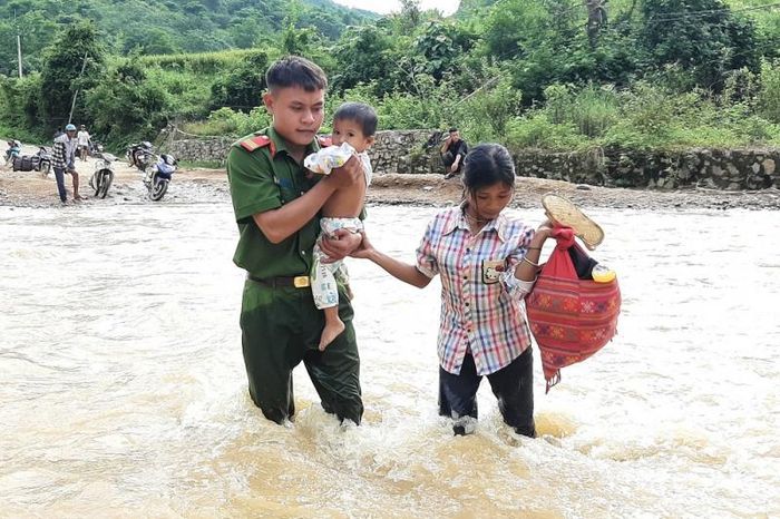 Công an tỉnh Nghệ An đã huy động hơn 1.700 cán bộ, chiến sĩ bám địa bàn, cơ sở, thường trực tại các điểm sạt lở, ngập sâu giúp đỡ nhân dân khắc phục hậu quả sau mưa lũ và ứng phó với các tình huống xấu có thể xảy ra