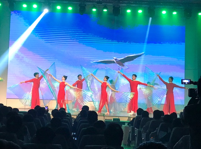 Tiết mục văn nghệ ch&agrave;o mừng Ng&agrave;y hội với chủ đề &ldquo;Kh&aacute;t vọng S&ocirc;ng H&agrave;n - Khơi nguồn s&aacute;ng tạo&rdquo;. Ảnh Ng&ocirc; Anh Văn