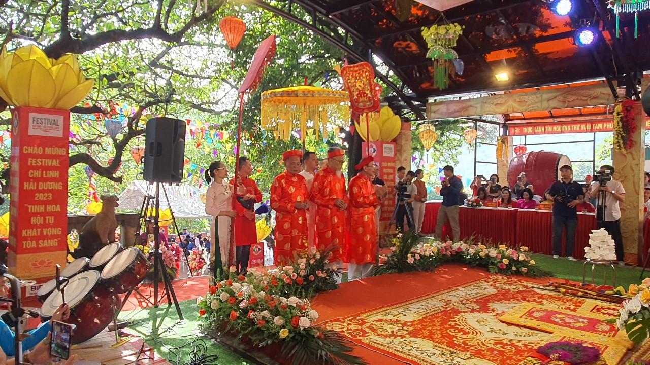 Các nghệ nhân tham dự Liên hoan thực hành tín ngưỡng thờ Mẫu Tam phủ tại Hải Dương.