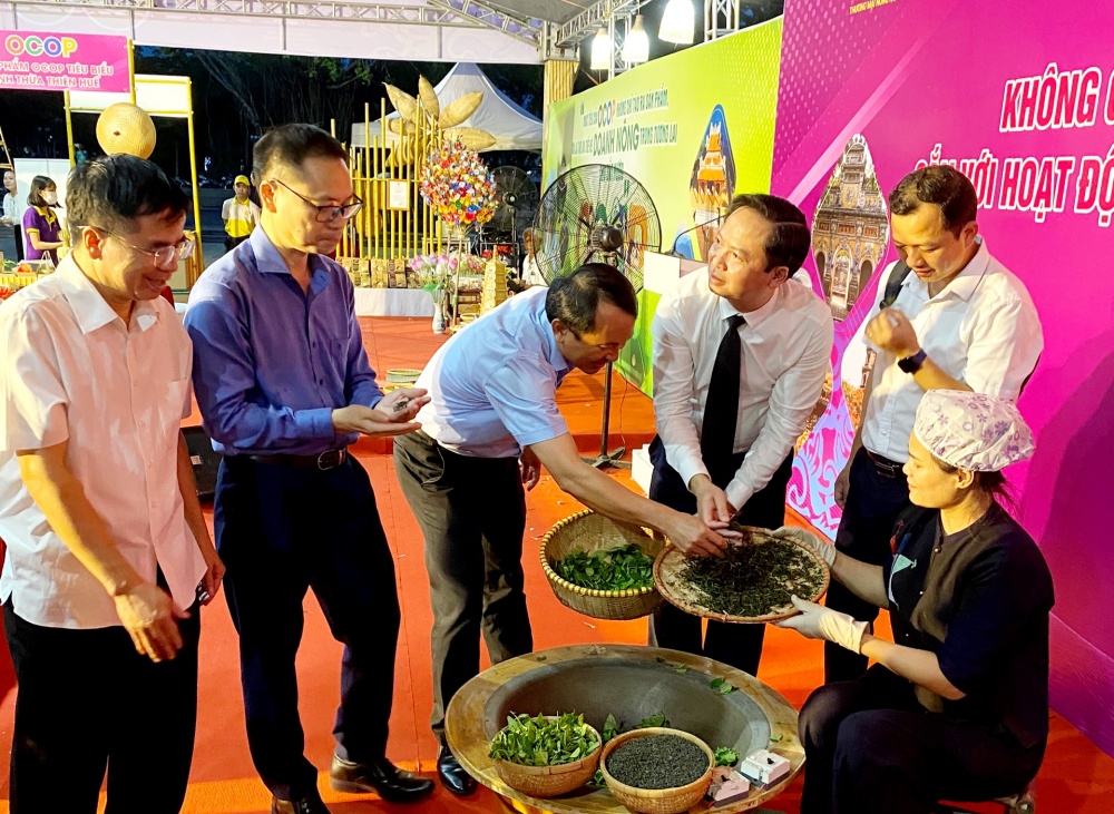 Chương tr&igrave;nh n&agrave;y nhằm t&ocirc;n vinh, tuy&ecirc;n truyền, quảng b&aacute;, th&uacute;c đẩy ti&ecirc;u thụ sản phẩm OCOP với người d&acirc;n TP. Huế v&agrave; du kh&aacute;ch trong v&agrave; ngo&agrave;i nước.