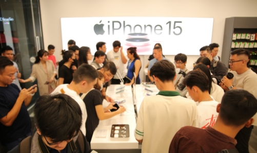 Người Việt háo hức xuyên đêm vì nhận iPhone 15 series sớm nhất