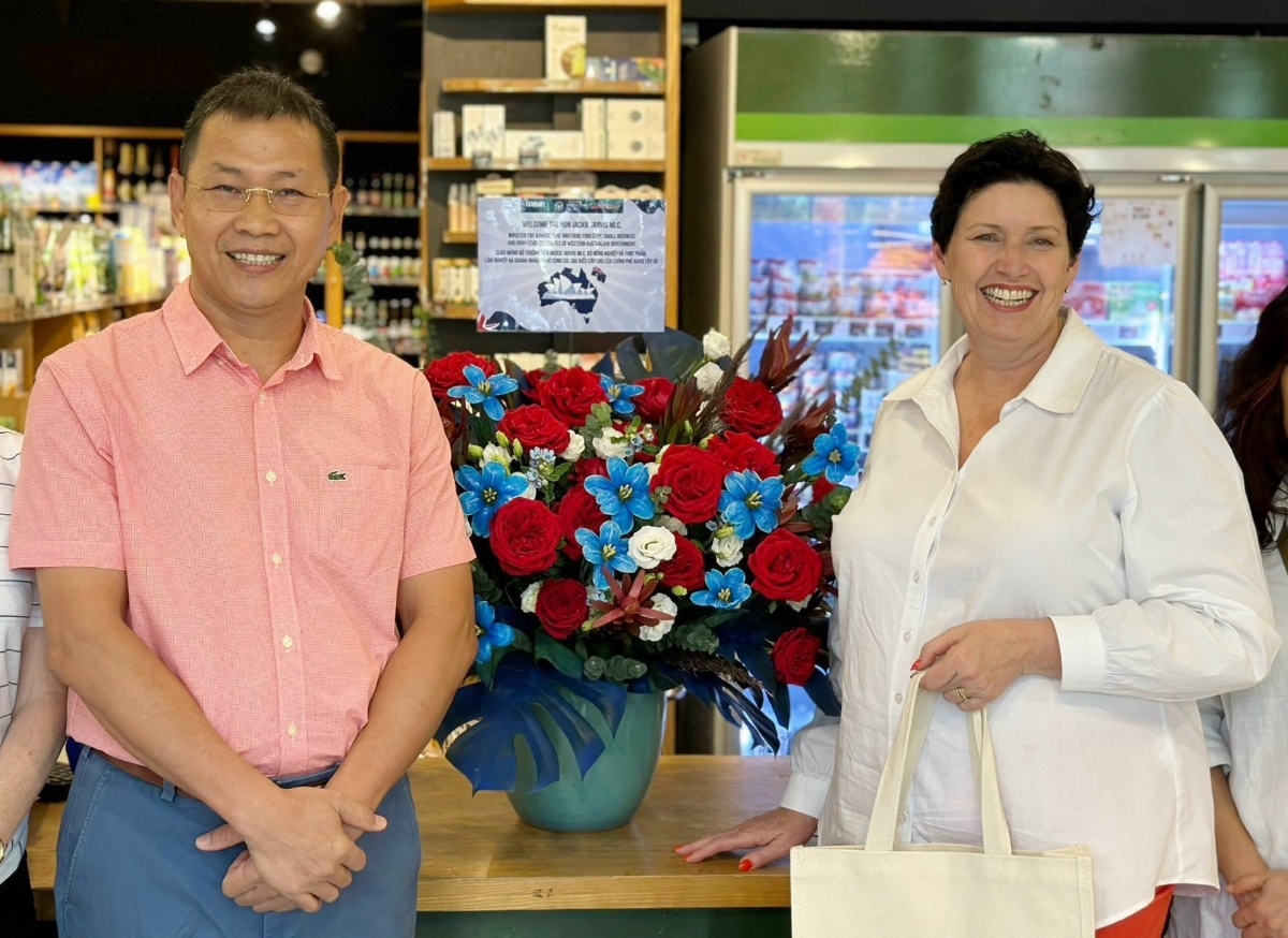 Ông Võ Tấn Thành cùng bà Hon Jackie Jarvis MLC.