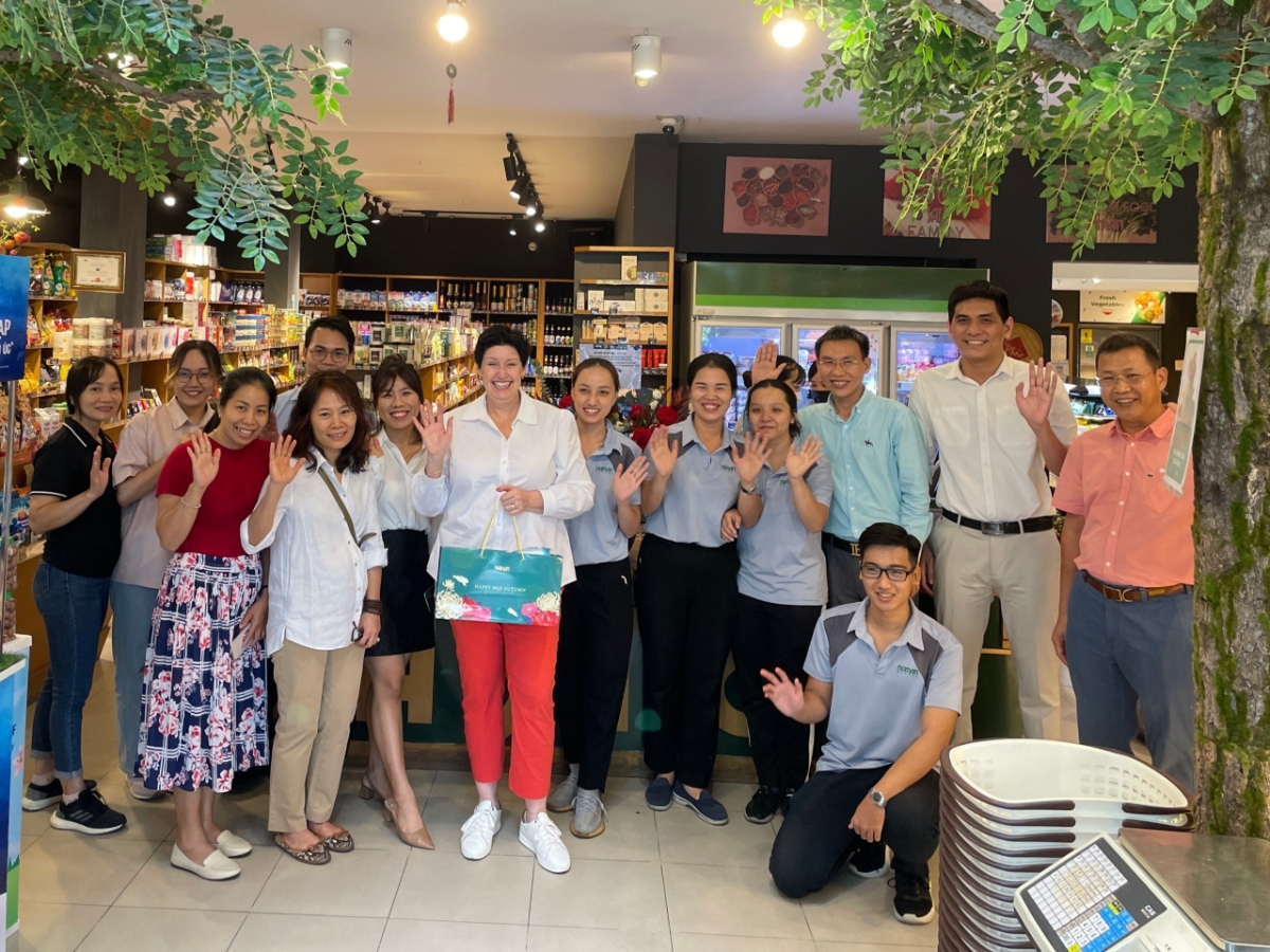 B&agrave; Hon Jackie Jarvis MLC chụp h&igrave;nh lưu niệm với c&aacute;c nh&acirc;n vi&ecirc;n Nam An Market.