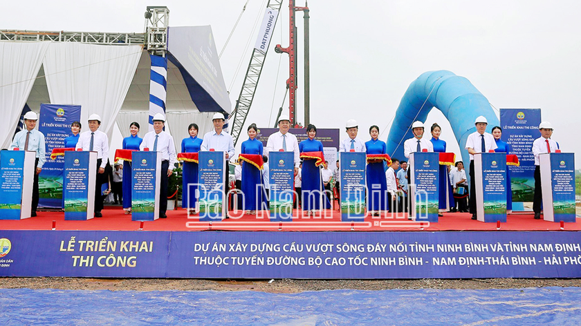 Các đại biểu bấm nút triển khai dự án.