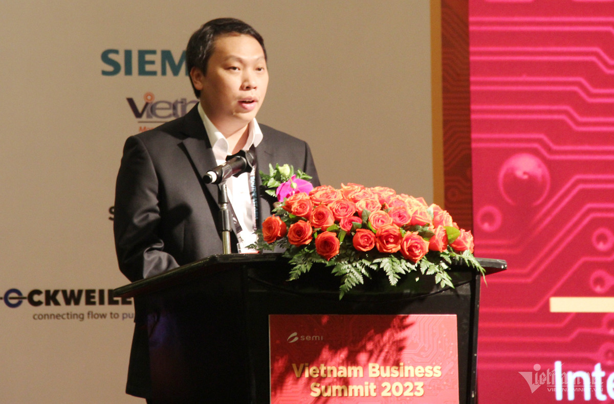 Thứ trưởng Bộ Th&ocirc;ng tin v&agrave; Truyền th&ocirc;ng Nguyễn Huy Dũng: Hy vọng Việt Nam sẽ c&oacute; cơ hội tham gia s&acirc;u hơn v&agrave;o chuỗi cung ứng b&aacute;n dẫn to&agrave;n cầu bằng c&aacute;c chiến lược quốc gia, kế hoạch d&agrave;i hạn cũng như cam kết x&acirc;y dựng l&ograve;ng tin trong hợp t&aacute;c quốc tế để thu h&uacute;t đầu tư, tham gia c&aacute;c c&ocirc;ng đoạn.