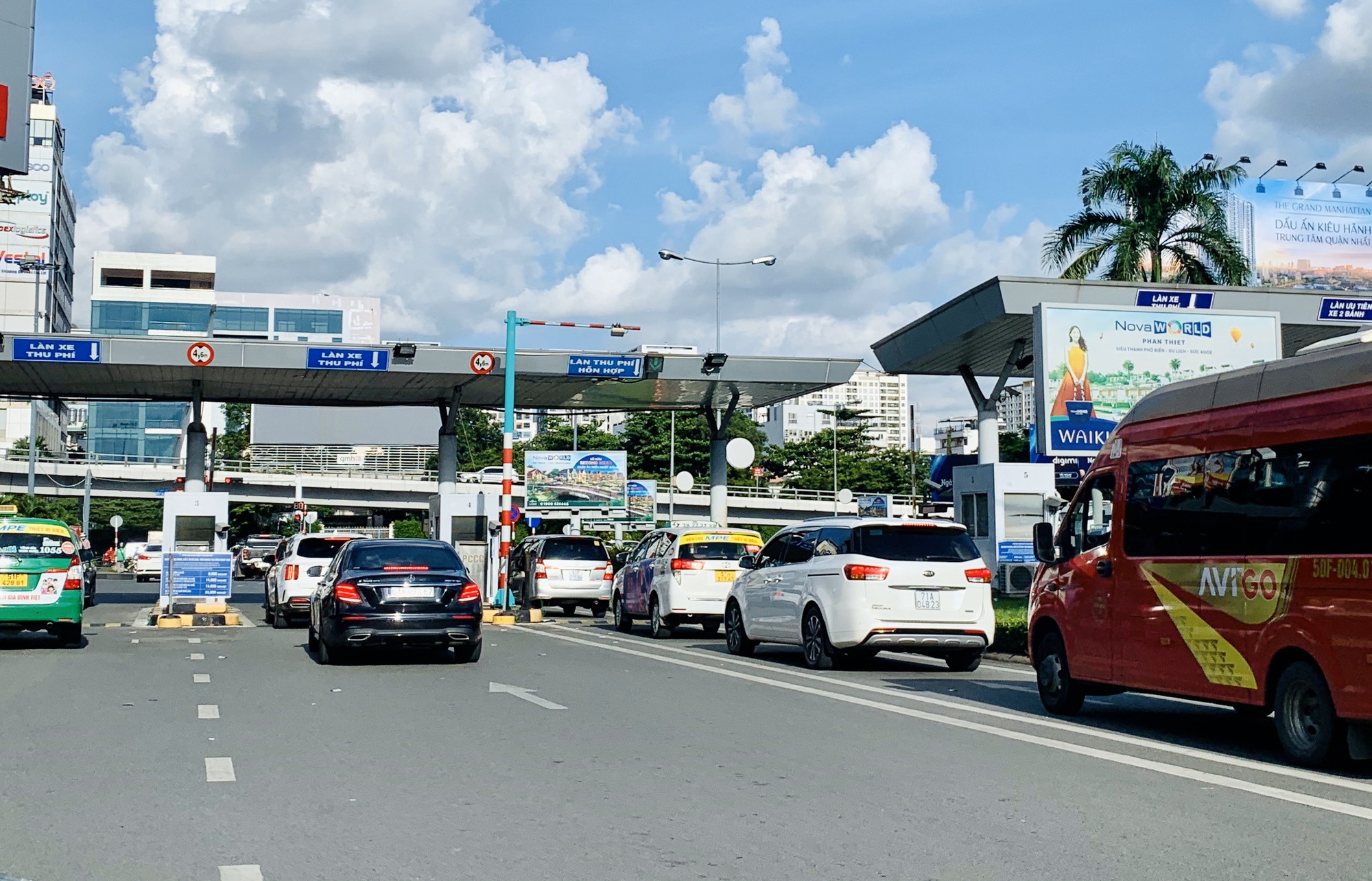 Việc thu phí thủ công ở các sân bay trong nước dễ gây ra tình trạng ùn tắc giao thông - Ảnh minh họa