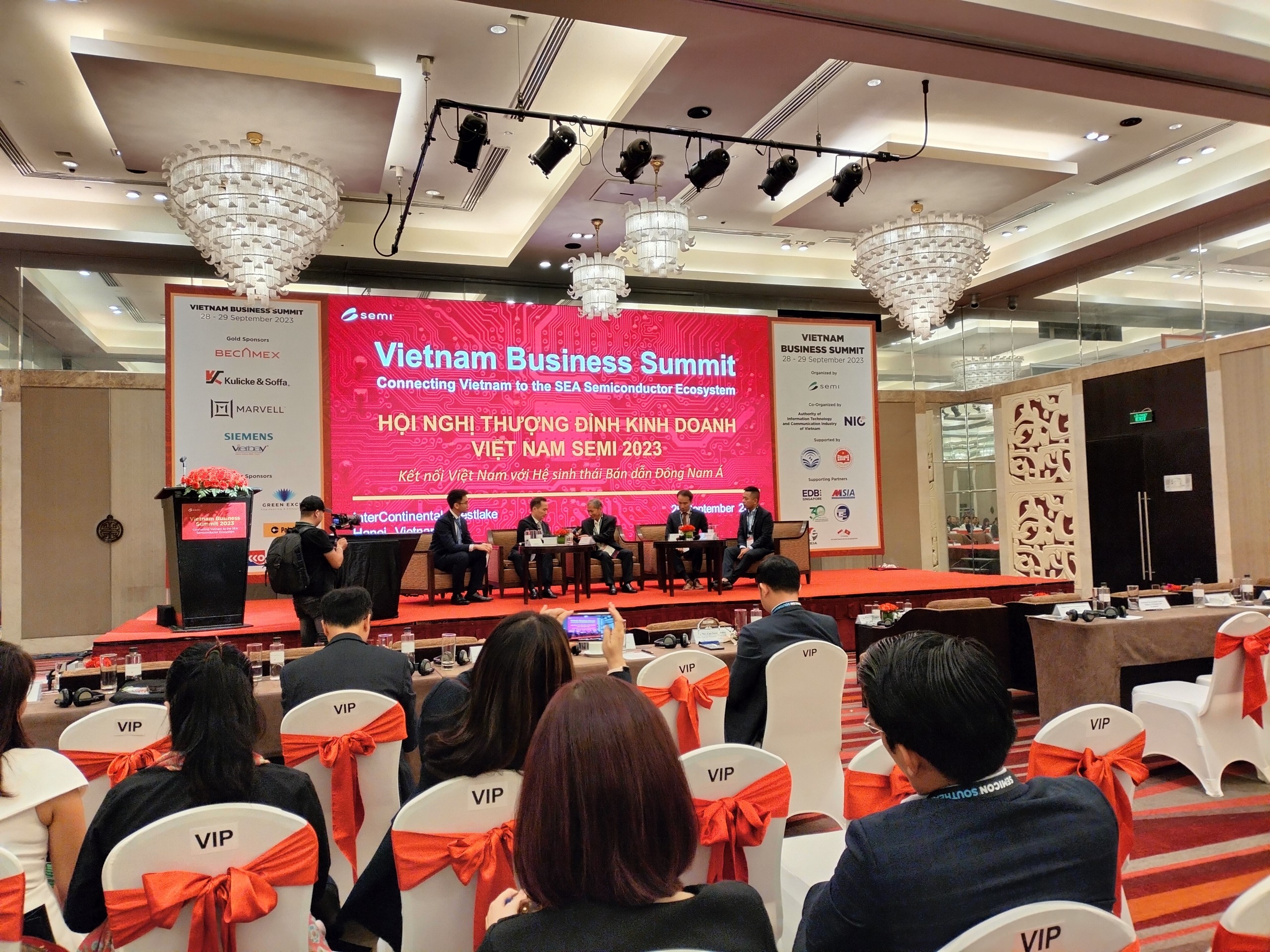 Các chuyên gia thảo luận tại Hội nghị thượng đỉnh kinh doanh Việt Nam “Kết nối Việt Nam với hệ sinh thái ngành công nghiệp bán dẫn khu vực Đông Nam Á” .