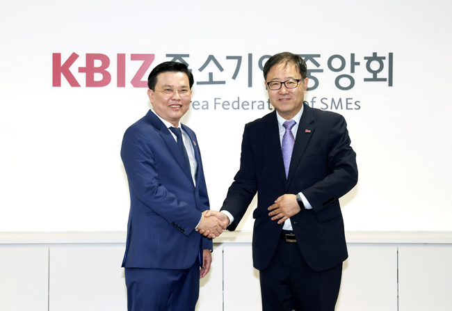 Trưởng đoàn ĐBQH tỉnh Long An - Nguyễn Thanh Hải tại trụ sở KBIZ, Seoul, Hàn Quốc