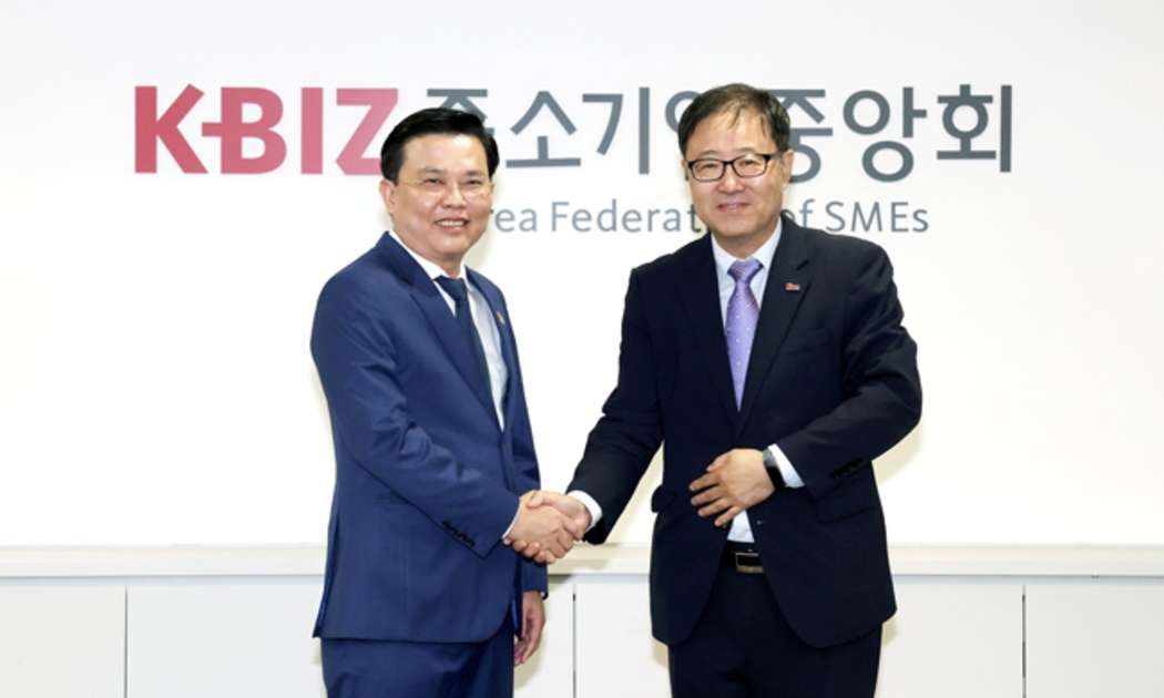Trưởng đoàn ĐBQH tỉnh Long An - Nguyễn Thanh Hải tại trụ sở KBIZ, Seoul, Hàn Quốc